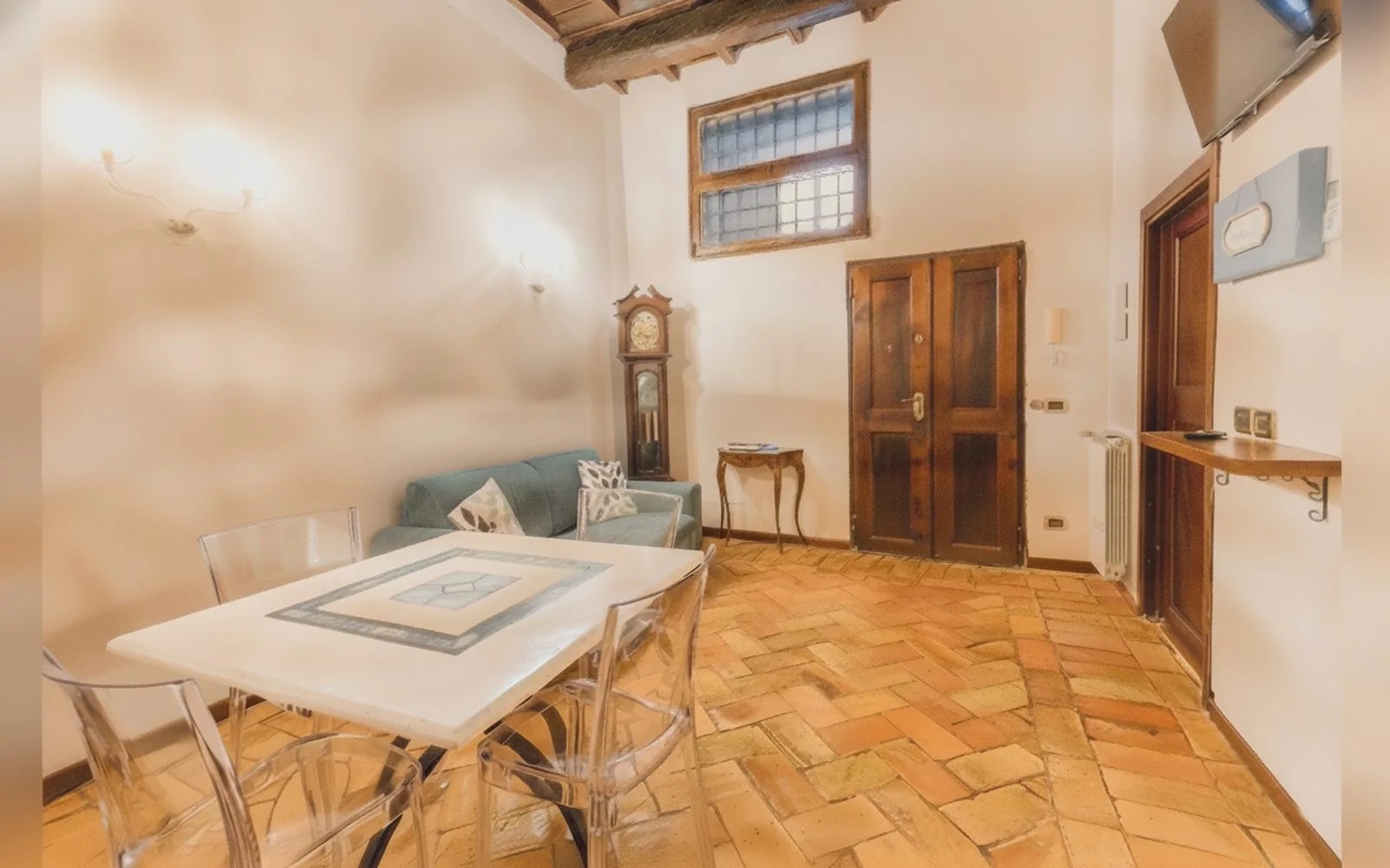 Zona pranzo con tavolo e divano