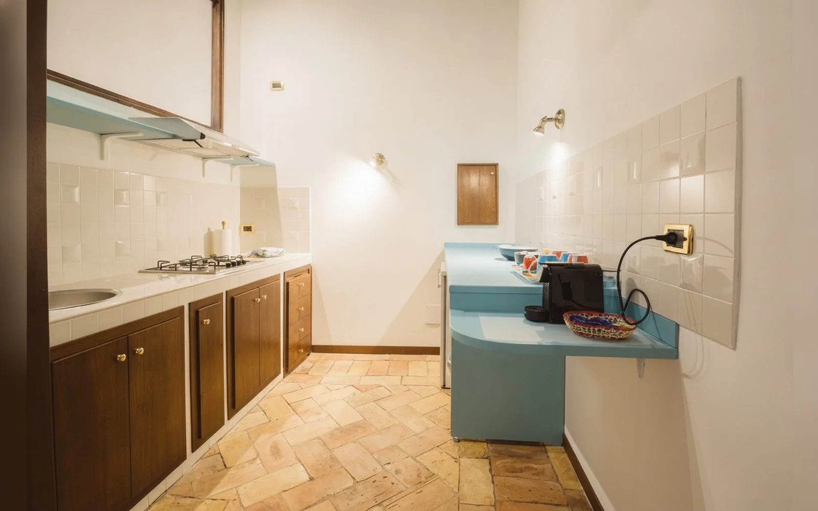 Cucina con macchina del caffè