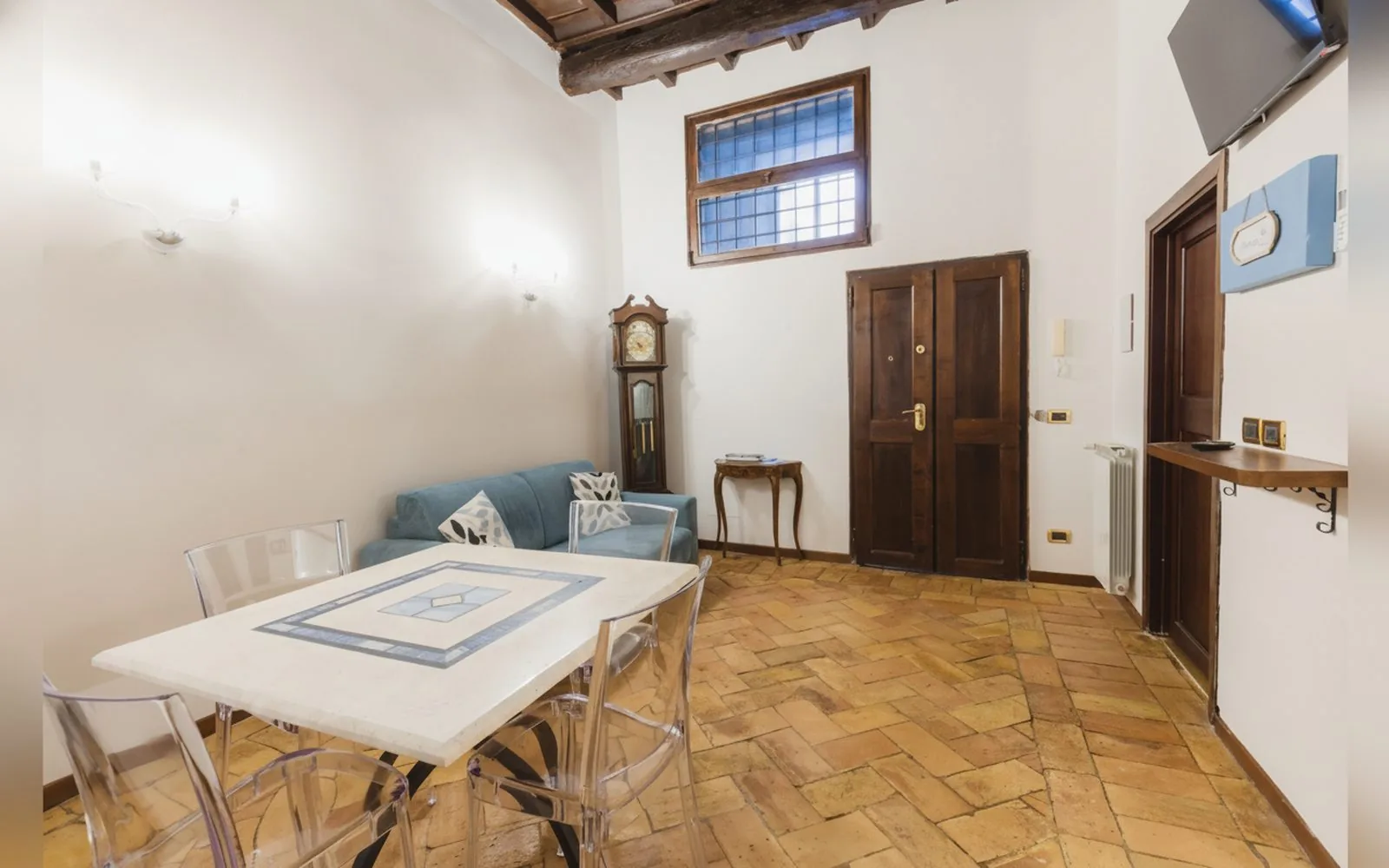 Zona pranzo e ingresso dell'appartamento