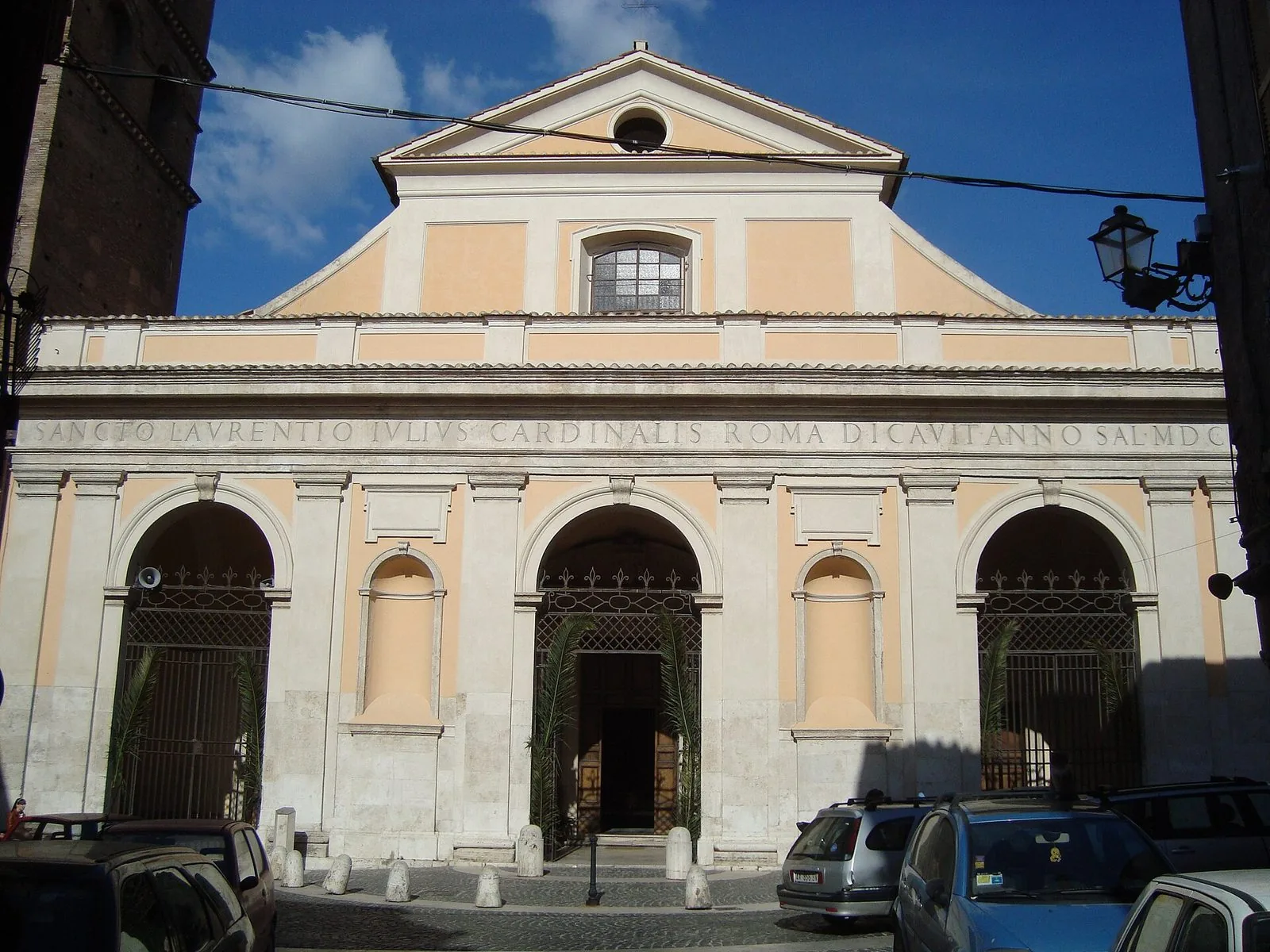 Facciata seicentesca della Cattedrale di San Lorenzo a Tivoli con portico a tre arcate e iscrizione dedicatoria del cardinale Giulio Roma