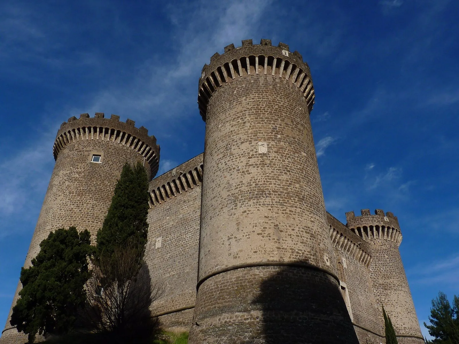Le torri merlate della Rocca Pia di Tivoli sotto un cielo azzurro