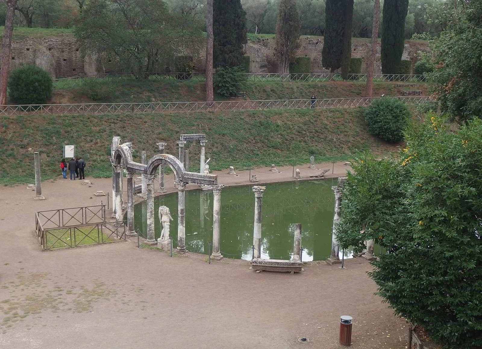 Il Canopo di Villa Adriana visto dall'alto: la lunga vasca d'acqua circondata da colonne, archi e statue, con cipressi sullo sfondo